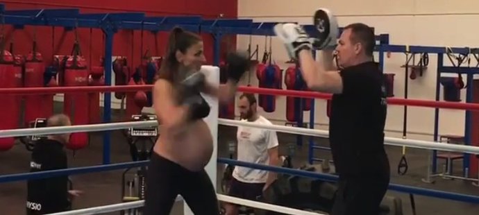 Pořádné rány dává v ringu těhotná maminka v devátém měsící