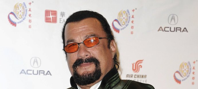 Herec Steven Seagal je mistr bojových sportů, ale už má hodně nadváhu