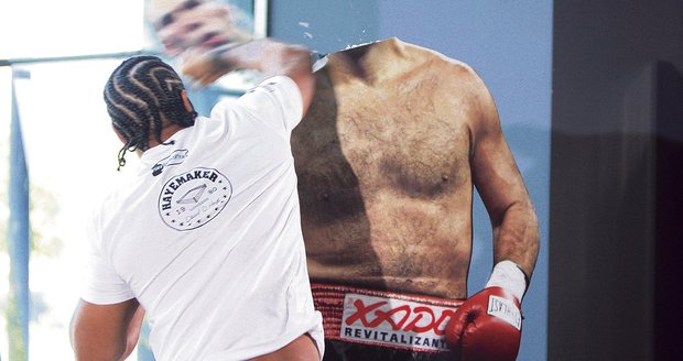 Prásk! David Haye takhle popravil maketu Nikolaje Valujeva. Otázkou je, jestli to v ringu při skutečné bitvě o titul mistra světa nedopadne přesně obráceně... Prásk! David Haye takhle popravil maketu Nikolaje Valujeva. Otázkou je, jestli to v ringu při skutečné bitvě o titul mistra světa nedopadne přesně obráceně...