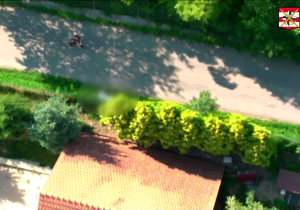 Konec honičky v Křenovicích pohledem z vrtulníku. Policista míří na zloděje služební pistolí.