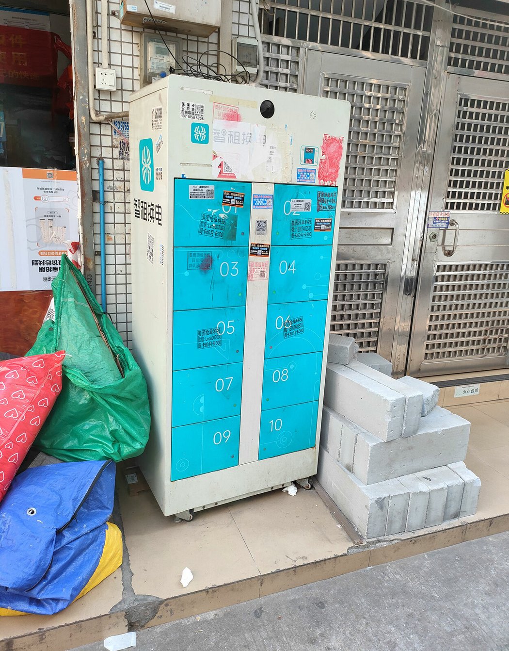Po celé Číně jsou rozmístěny podobné boxy, sloužící k výměně baterií elektrických skůtrů za nabité. Podobný systém tam provozuje spousta výrobců. Podobně se mimochodem na ulici půjčují i powerbanky pro mobily.