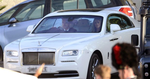 Ženich si dovezl nevěstu v bílé limuzíně rolls-royce.