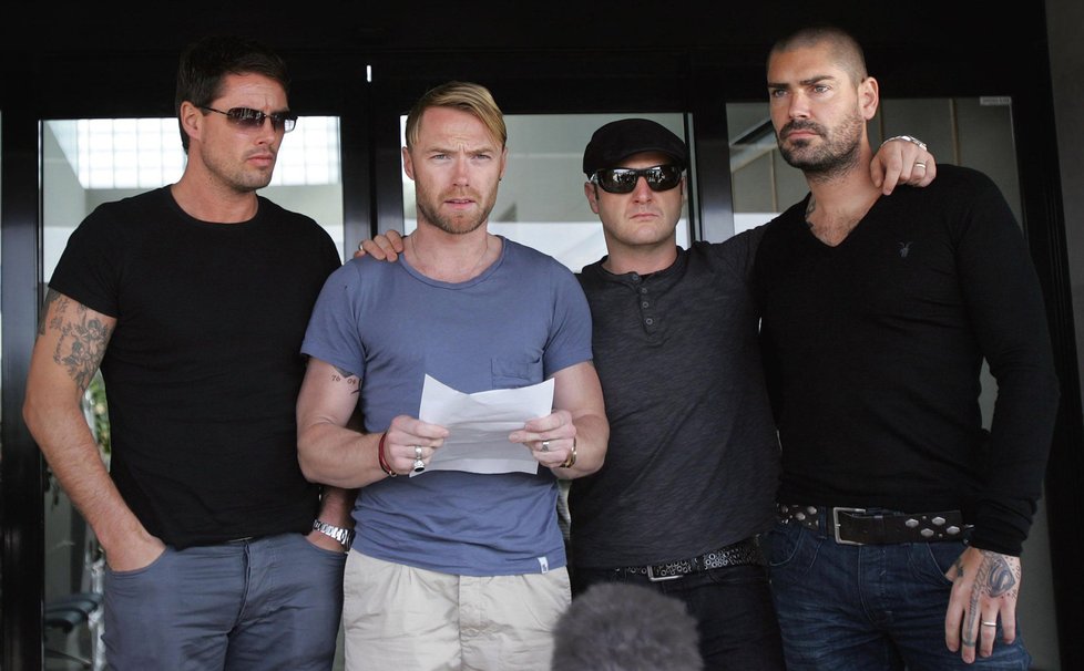 Zbylí členové skupiny Boyzone - Ronan Keating čte smuteční prohlášení