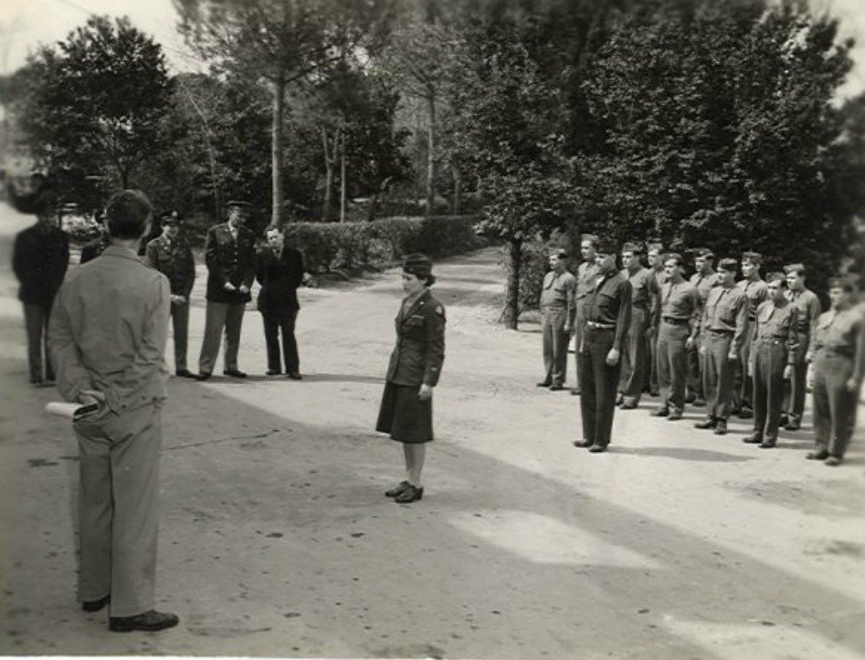 Barbara při přebírání vyznamenání Bronzová hvězda