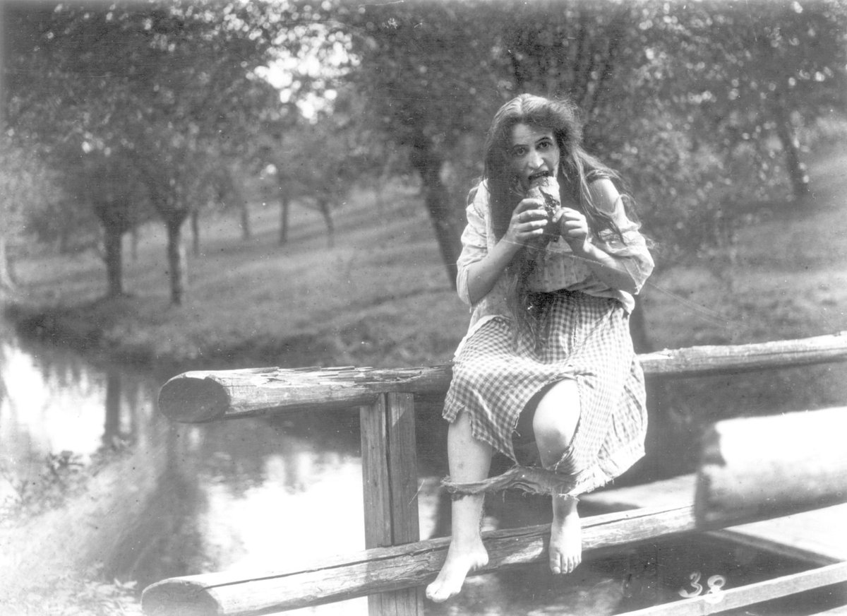 1921 Anna Alešová