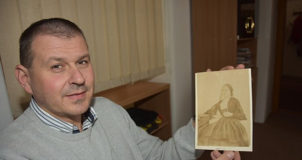 Ředitel Muzea Chodska v Domažlicích Josef Nejdl ukazuje nejstarší fotografii spisovatelky Boženy Němcové v Česku.