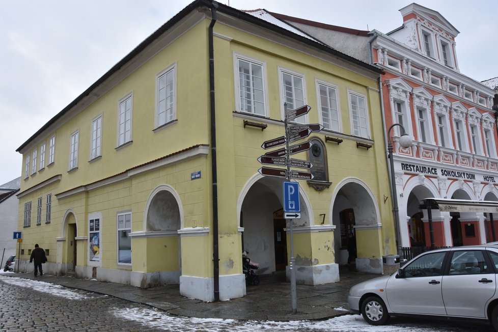 Pak se Božena Němcová přestěhovala do tohoto domu v Domažlicích.