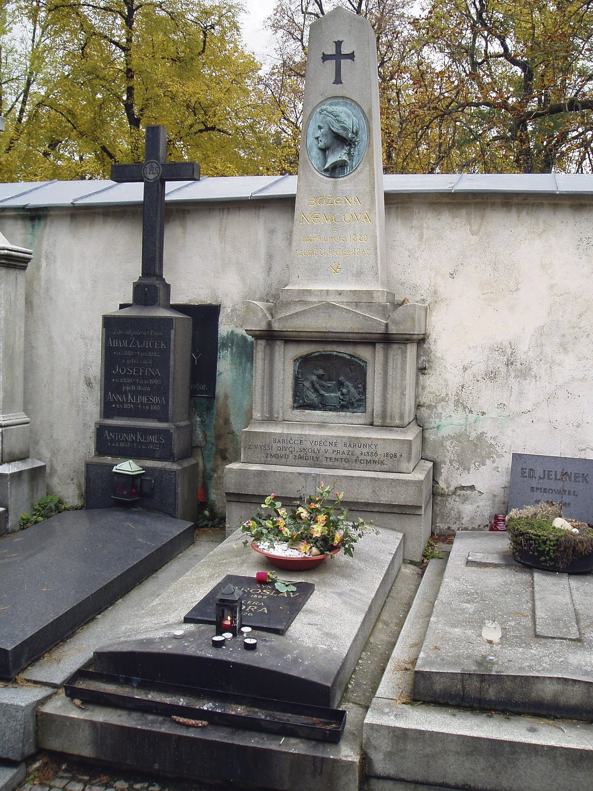 Božena Němcová je pohřbena v Praze na Vyšehradě.