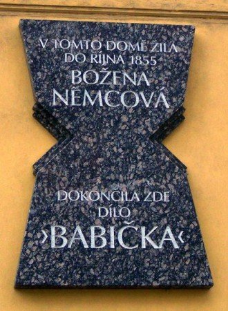 V pražském domě ve Vyšehradské ulici dokončila knihu Babička. V bytě, do nějž se už nemocná stěhovala, chovali předtím lidé slepice...