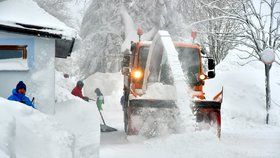 S velkým přívalem sněhu se v těchto dnech potýká Boží Dar na Karlovarsku, v krušnohorském lyžařském středisku platí kalamitní stav