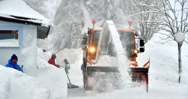 Krušné hory bičuje silný vítr, popadané stromy brzdí dopravu. Nejezděte sem, apelují silničáři