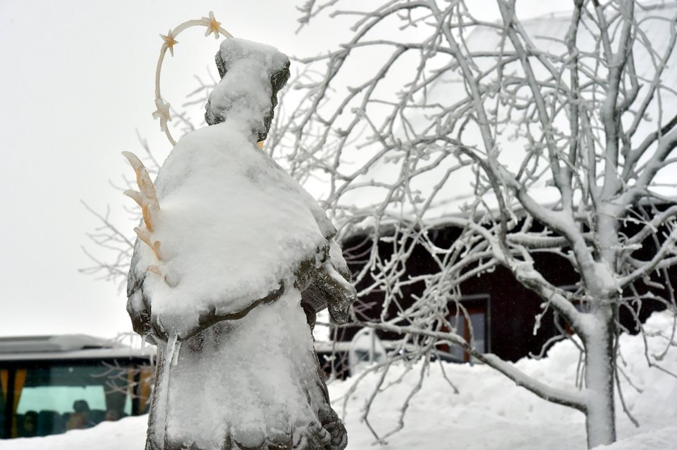 S velkým přívalem sněhu se v těchto dnech potýká Boží Dar na Karlovarsku, v krušnohorském lyžařském středisku platí kalamitní stav.
