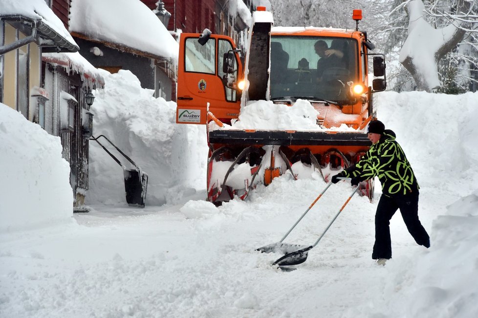 S velkým přívalem sněhu se v těchto dnech potýká Boží Dar na Karlovarsku, v krušnohorském lyžařském středisku platí kalamitní stav.