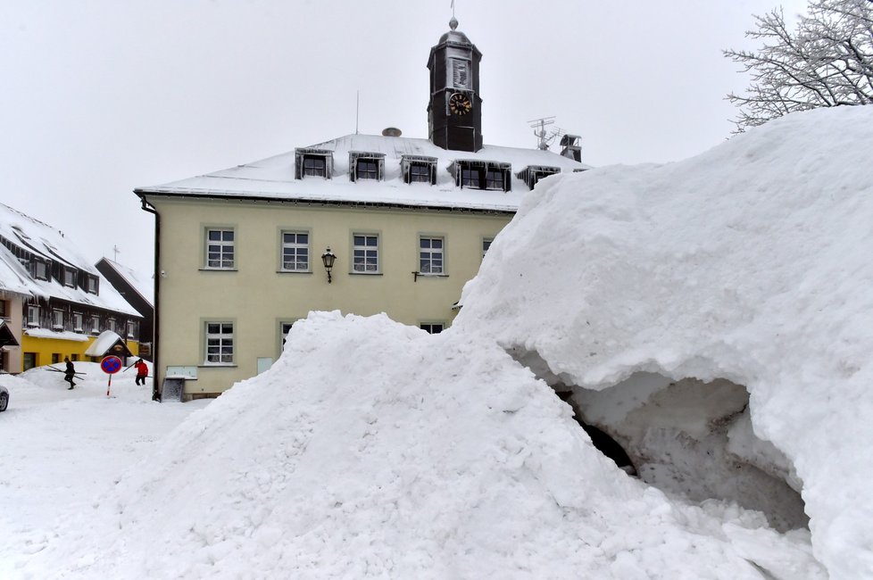 S velkým přívalem sněhu se v těchto dnech potýká Boží Dar na Karlovarsku, v krušnohorském lyžařském středisku platí kalamitní stav. Město je pro auta turistů uzavřeno, pokud nemají vyhrazené místo k parkování.