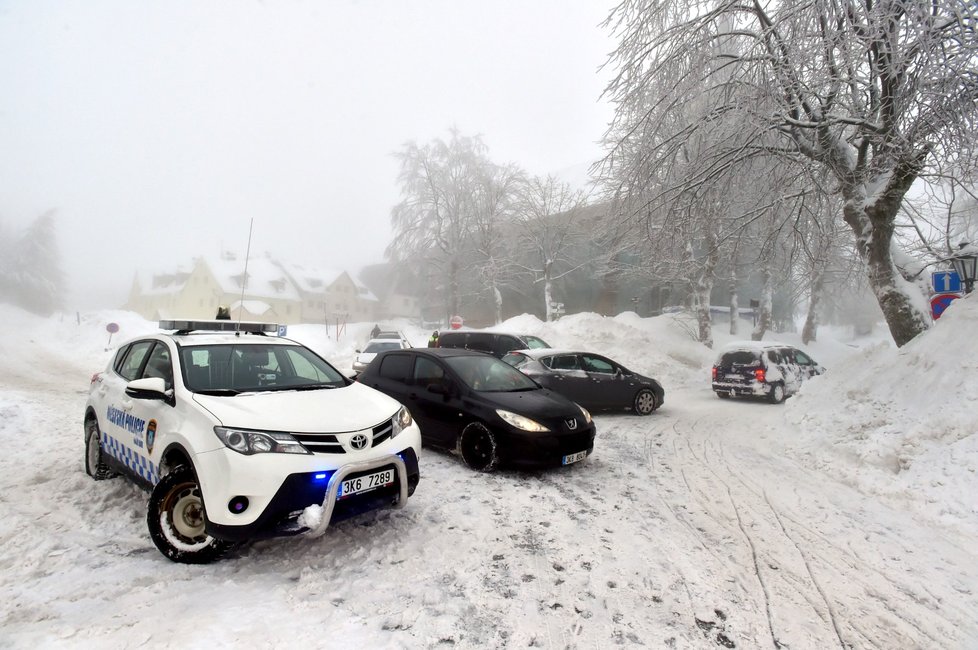 S velkým přívalem sněhu se v těchto dnech potýká Boží Dar na Karlovarsku, v krušnohorském lyžařském středisku platí kalamitní stav. Město je pro auta turistů uzavřeno, pokud nemají vyhrazené místo k parkování.