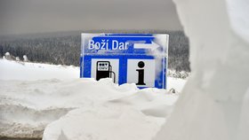 Silnice I/25 na Boží Dar a do Německa je po několika dnech sněhové kalamity opět průjezdná. Silničáři se nyní zaměří na obnovení provozu na silnici z Božího Daru na Neklid a Klínovec.