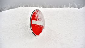 Silnice I/25 na Boží Dar a do Německa je po několika dnech sněhové kalamity opět průjezdná. Silničáři se nyní zaměří na obnovení provozu na silnici z Božího Daru na Neklid a Klínovec.