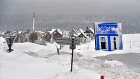 Silnice I/25 na Boží Dar a do Německa je po několika dnech sněhové kalamity opět průjezdná. Silničáři se nyní zaměří na obnovení provozu na silnici z Božího Daru na Neklid a Klínovec.