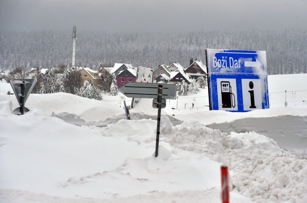 Silnice I/25 na Boží Dar a do Německa je po několika dnech sněhové kalamity opět průjezdná. Silničáři se nyní zaměří na obnovení provozu na silnici z Božího Daru na Neklid a Klínovec.