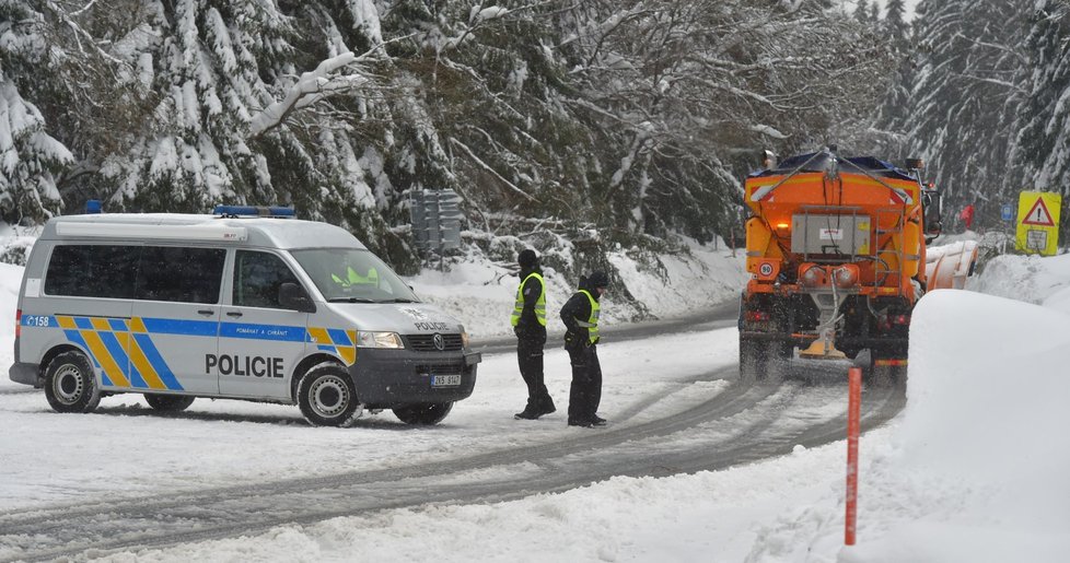 Silnice I/25 na Boží Dar a do Německa je po několika dnech sněhové kalamity opět průjezdná. Silničáři se nyní zaměří na obnovení provozu na silnici z Božího Daru na Neklid a Klínovec.