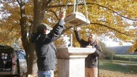 Historická boží muka v Klenčí pod Čerchovem na Domažlicku restaurátoři opravili, místní v základech nechali vzkaz příštím generacím.