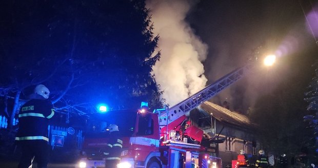 Hasiči likvidovali požár rodinného domu na Liberecku: Majiteli se naštěstí podařilo včas uprchnout