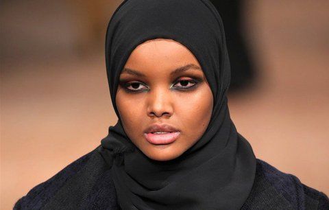 Z uprchlického tábora královnou krásy: Muslimská modelka boří hranice