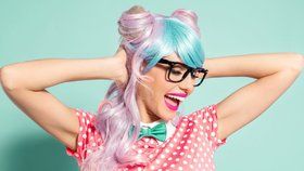 Test růžových, šedých a modrých barev na vlasy z drogerie: Jak rychle se vymývají?