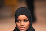 Modelka hidžáb neodkládá ani kvůli modelům, které prezentuje