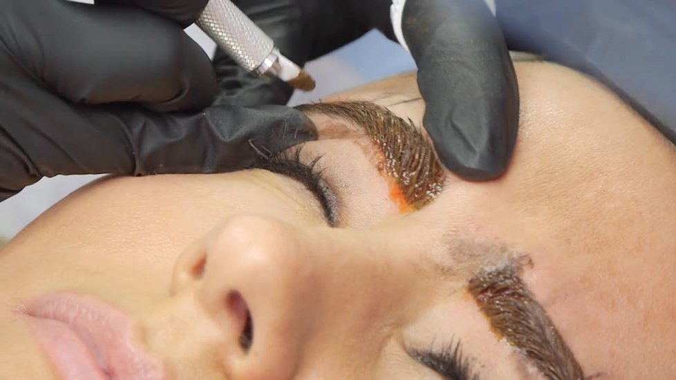 Microblanding je nejnovější metoda permanentního make-upu