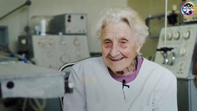 Lékařka operuje už více než 50 let. Co je její tajemství?