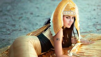 Historie erotických hraček: Kleopatra používala vibrátor složený z papyrusu a živých včel