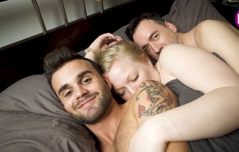 Tři v jedné posteli: Britka žije v domácnosti s párem gayů