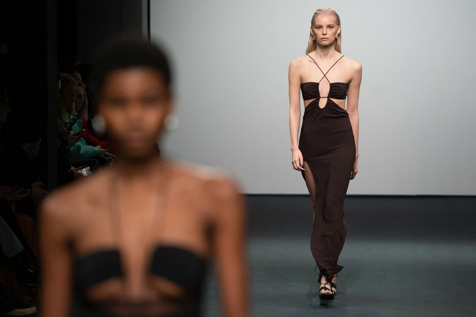 Fashion show Nensi Dojaka - Fall 2022 Ready-to-Wear