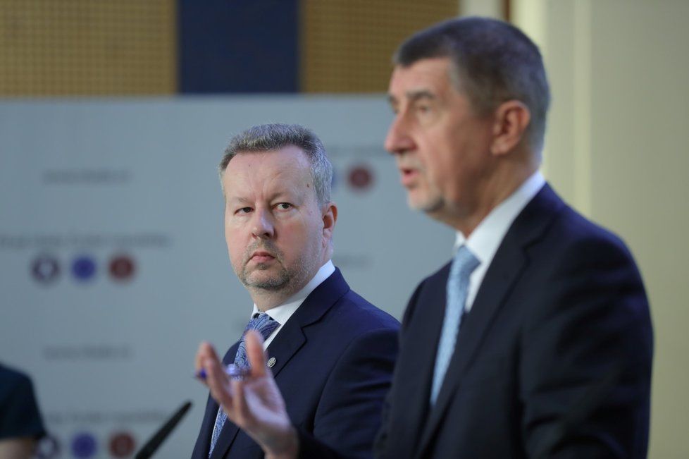 Ministr životního prostředí Richard Brabec (vlevo) a premiér Andrej Babiš (oba ANO)