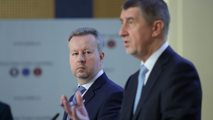 Ministr životního prostředí Richard Brabec (vlevo) a premiér Andrej Babiš (oba ANO)
