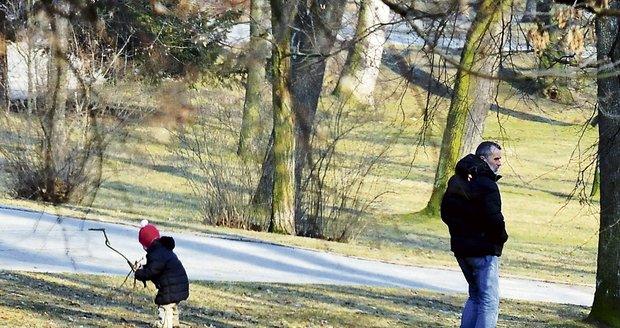 …dcerčina hra s klacíky režiséra moc nebaví, a tak raději pozoruje zmrzlé vrány