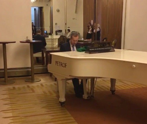 Ministr životního prostředí Richard Brabec si krátil čas ve Sněmovně hrou na klavír. Jeho um si natáčel i personál místního bufetu