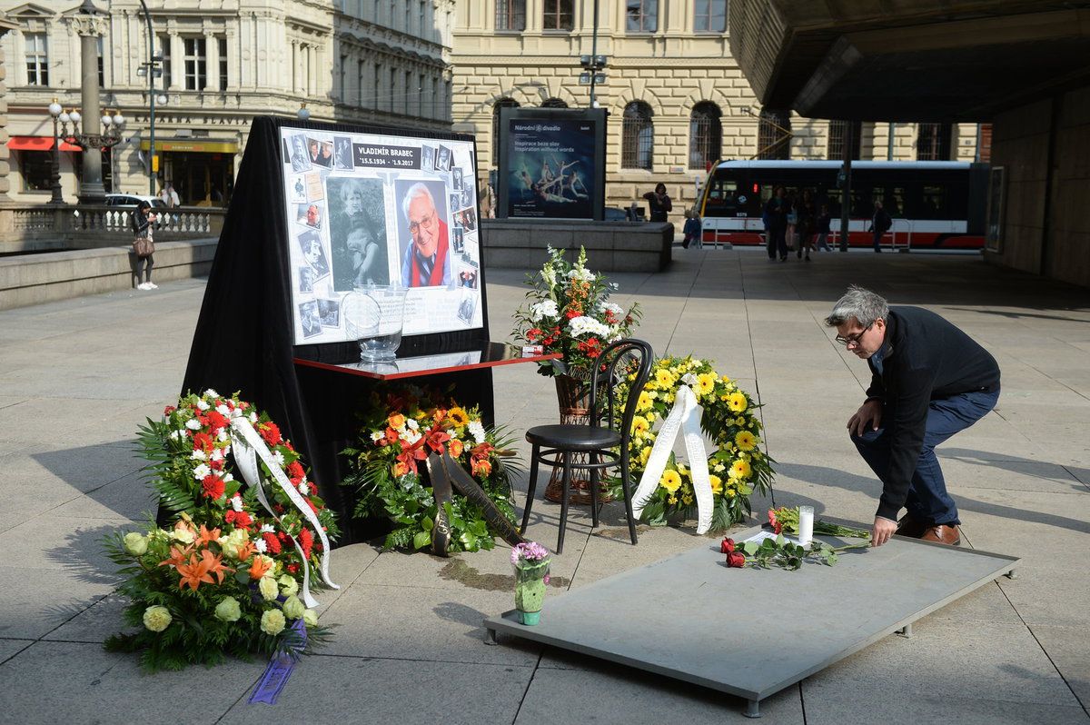 Lidé se loučí s hercem Vladimírem Brabcem