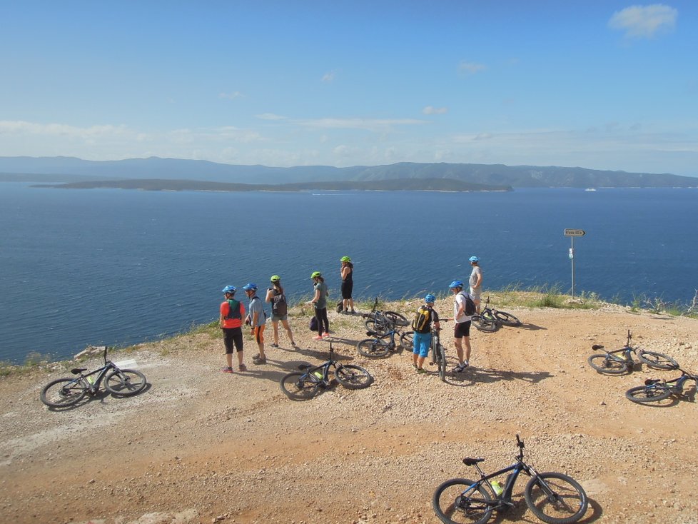 Brač uchvátí i cyklistům.