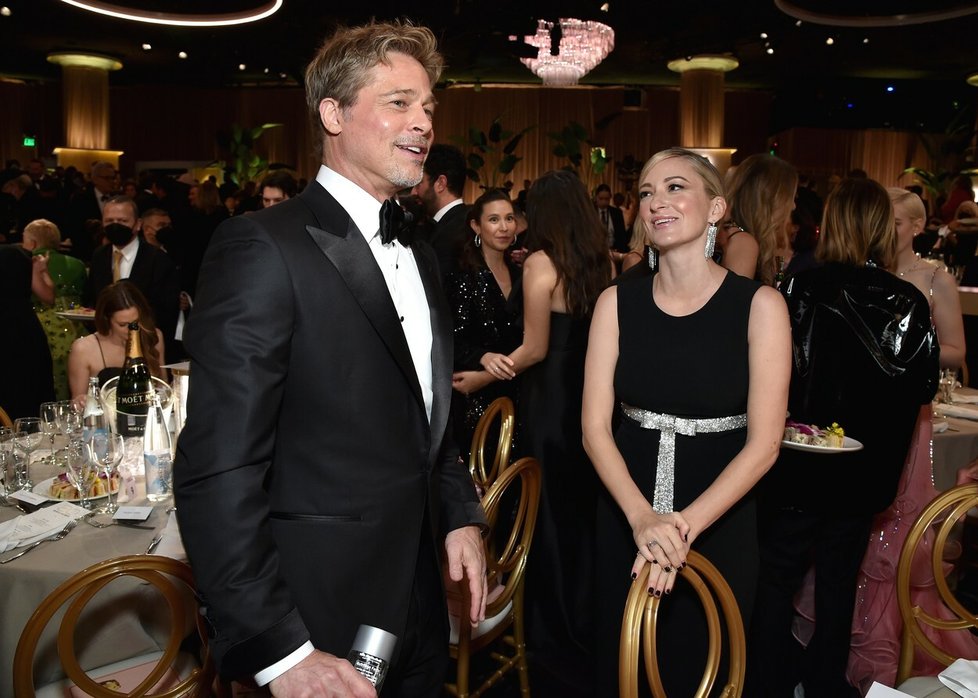Celebrity se k sobě na Glóbech samozřejmě velmi měly (na snímku Brad Pitt a Olivia Hamilton)