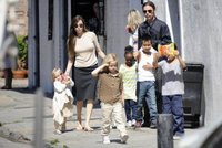 Angelina Jolie krmí své děti cvrčky!