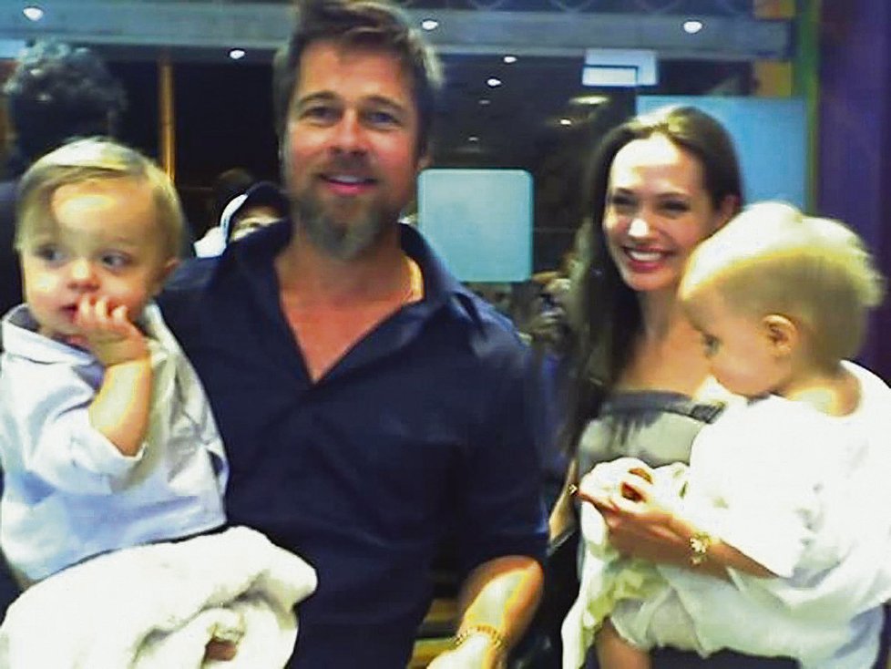 Angelina s Bradem a dětmi