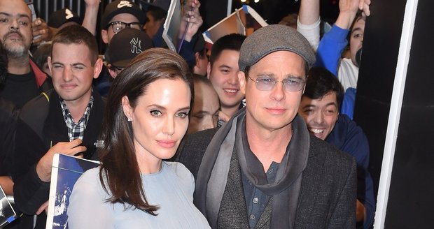 Manželský pár Angelina Jolie a Brad Pitt na premiéře nového snímku U moře, kde si oba zahráli, a Jolie dokonce film i režírovala.