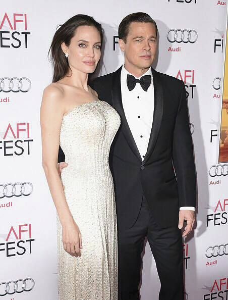 Angelina Jolie a Brad Pitt na červeném koberci.