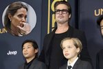 Brad Pitt zachraňuje propadákový film Angeliny: Na promítání přijel se svými syny a dcerou!