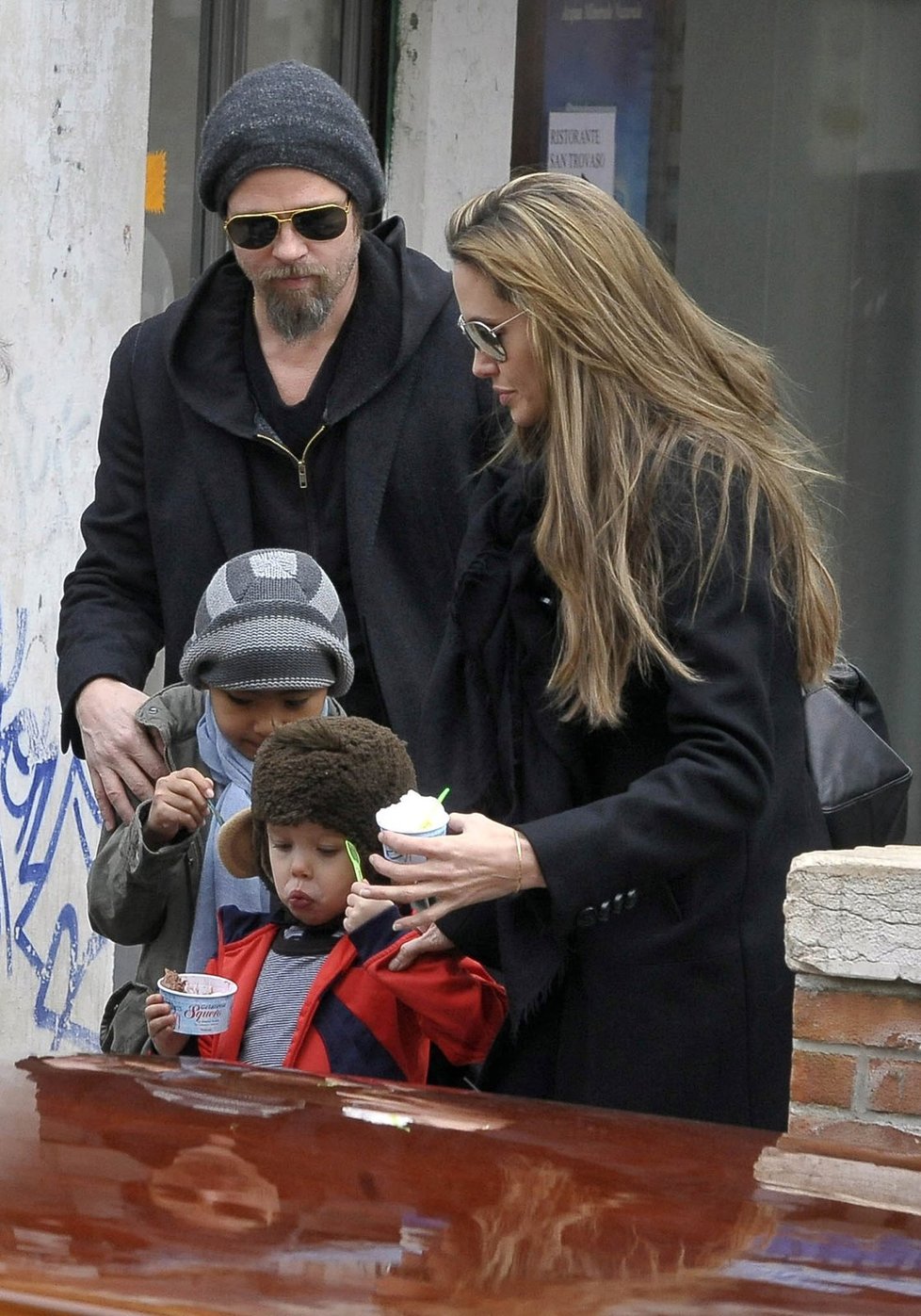 Brad Pitt a Angelina Jolie se synem Maddoxem, na kterého měl opilý Pitt zaútočit...