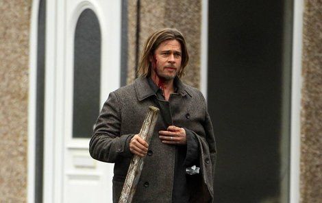 Brad Pitt dostal pořádně na budku. Naštěstí jen ve filmu.