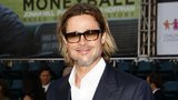 Brad Pitt mění vzhled: Dlouhé vlasy a vousy předvedl na premiéře nového filmu