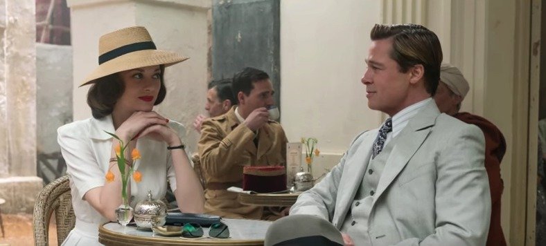 Brad Pitt a Marion Cottilard ve filmu Allied (Spojenci)